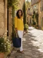 Sac cabas en lin marine porté dans une ruelle du Luberon