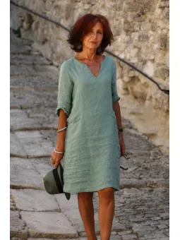 Women's green linen Roussillon dress with V-neck, 3/4 sleeves and pockets, front view