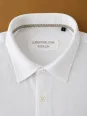 Col et étiquette de la chemise en lin homme blanche Bonnieux