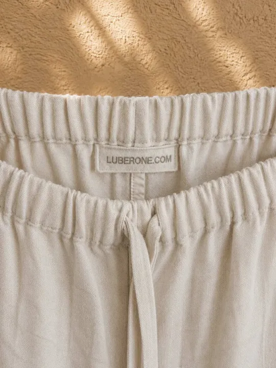 Détail ceinture élastique et étiquette pantalon en lin femme sable