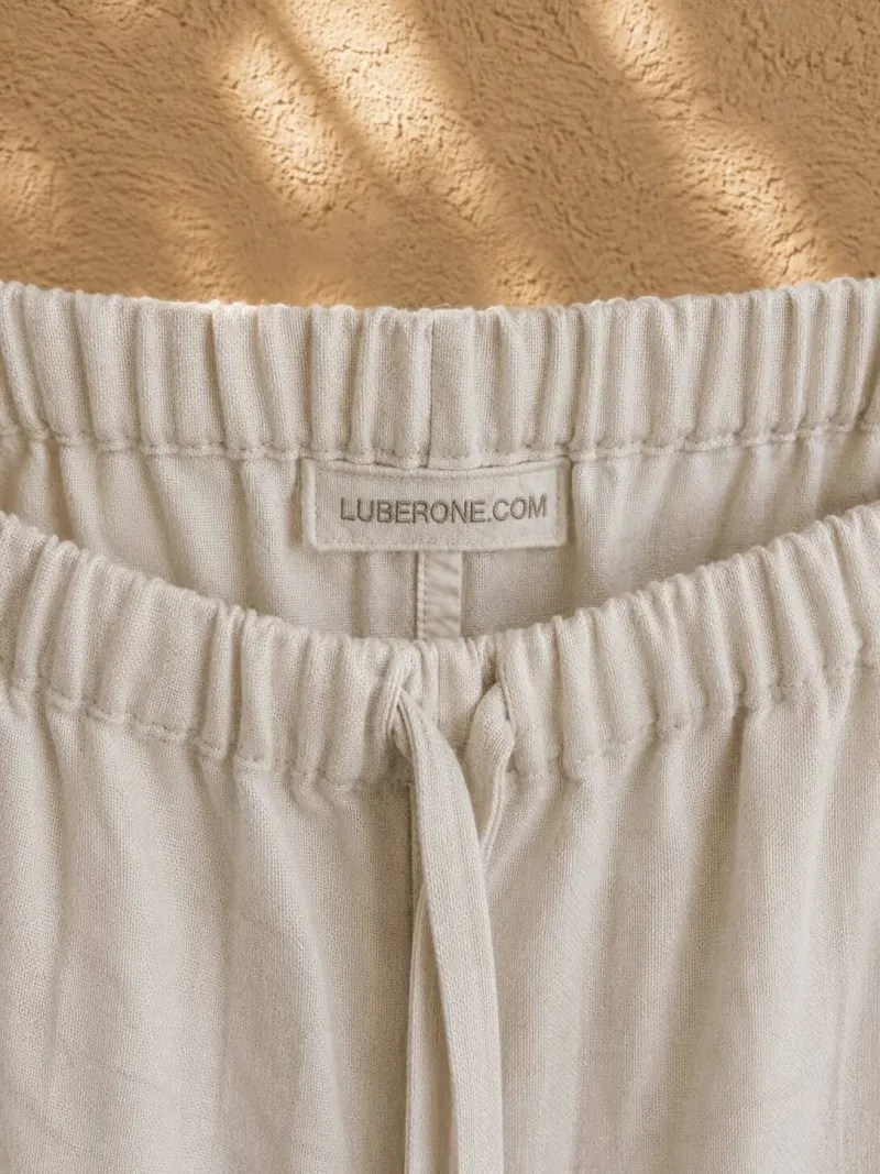 Détail ceinture élastique et étiquette pantalon en lin femme sable