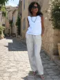 Femme portant un pantalon en lin sable Saignon dans un village du Luberon