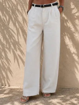 Détail du pantalon en lin à pinces femme sable porté de face