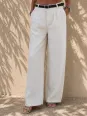Détail du pantalon en lin à pinces femme sable porté de face