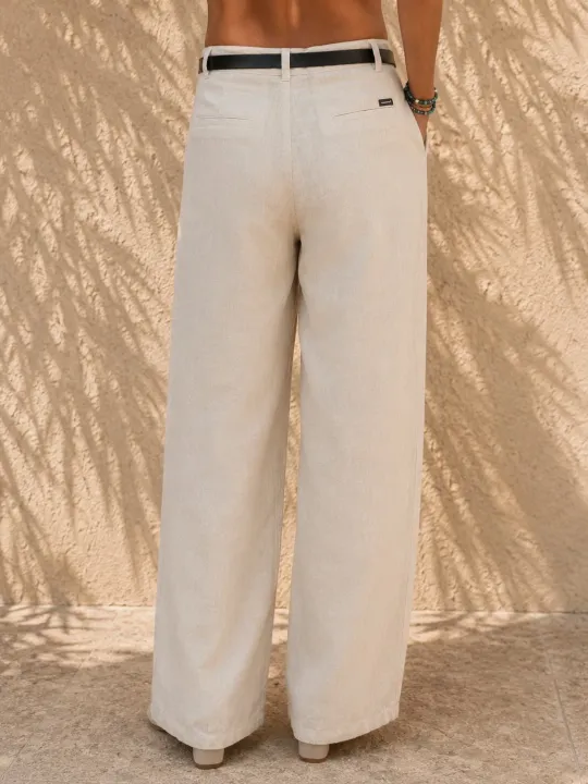 Détail du pantalon en lin à pinces femme sable porté de dos