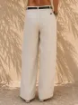 Détail du pantalon en lin à pinces femme sable porté de dos