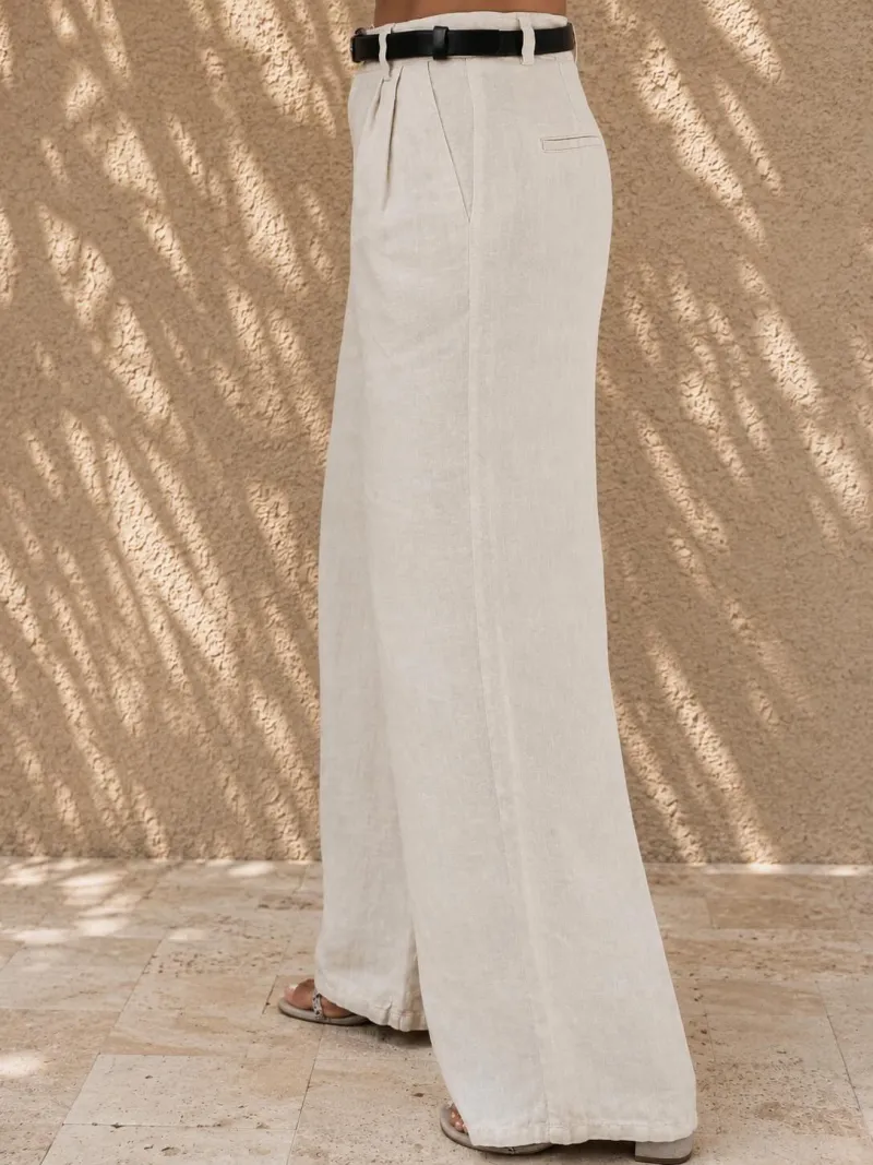 Vue de côté du pantalon en lin à pinces femme sable