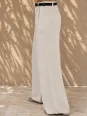 Vue de côté du pantalon en lin à pinces femme sable