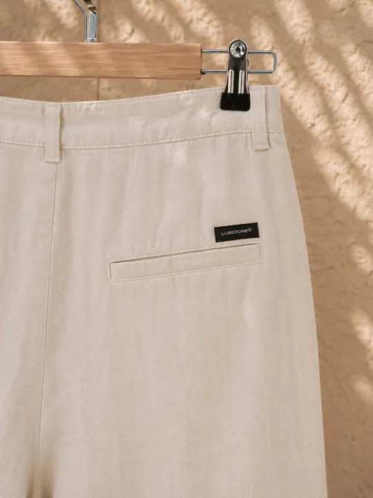 Détail de la poche arrière et de l'étiquette du pantalon en lin à pinces femme sable