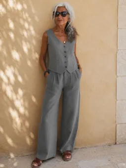 Pantalon en lin kaki à pinces pour femme porté de face