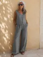 Pantalon en lin kaki à pinces pour femme porté de face