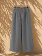 Pantalon en lin kaki à pinces pour femme sur cintre