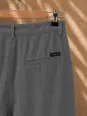 Détail poche arrière et étiquette du pantalon en lin kaki à pinces pour femme