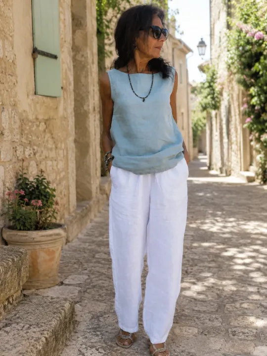 Pantalon en lin femme blanc à taille élastique porté dans un village du Luberon