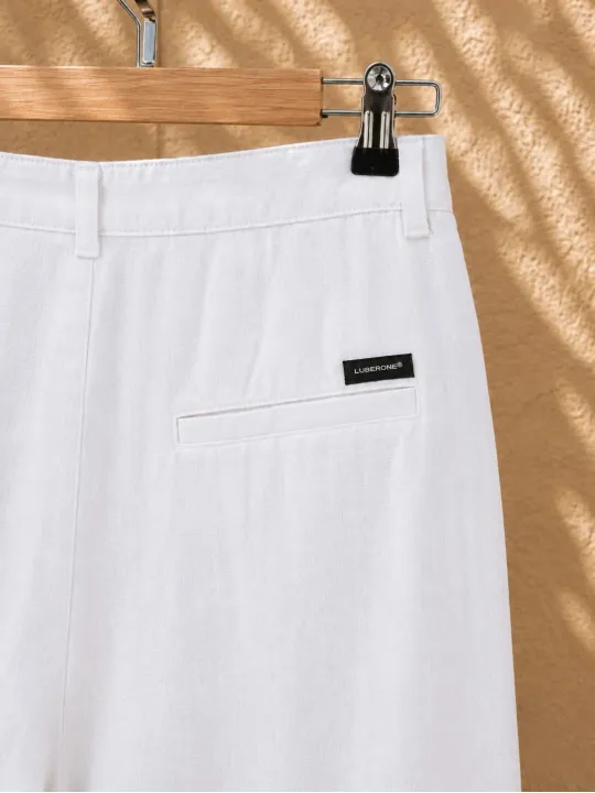Détail de la poche arrière du pantalon en lin à pinces femme blanc