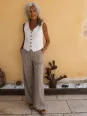 Pantalon en lin à pinces femme beige porté de face