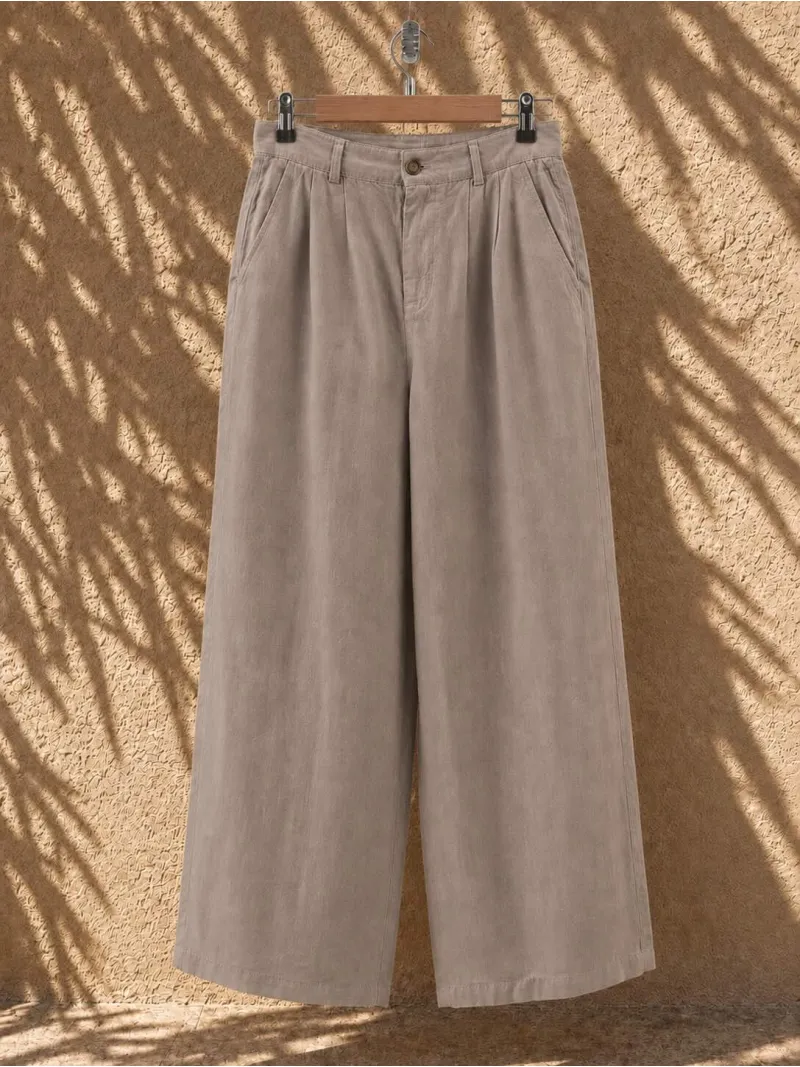Pantalon en lin à pinces femme beige sur cintre