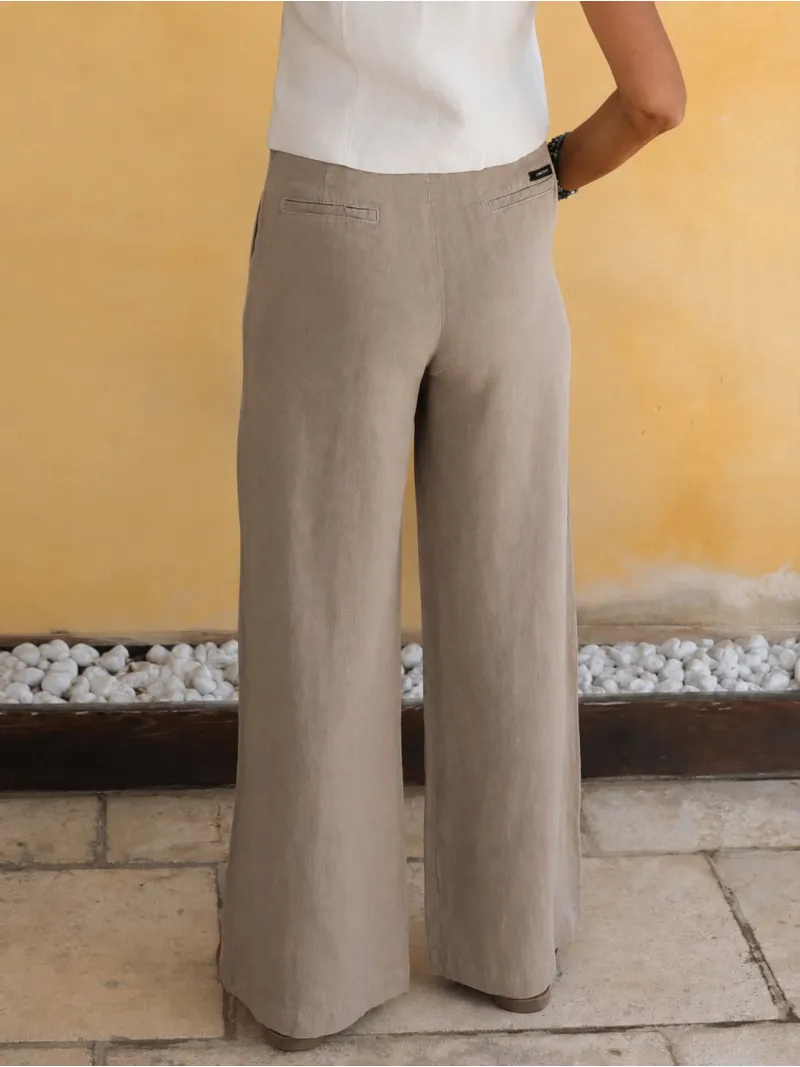 Back detail of women's beige pleated linen trousers