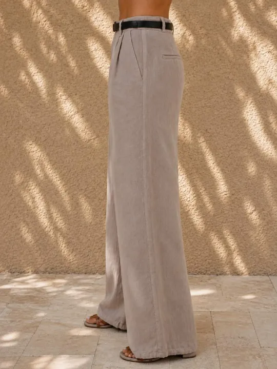 Détail de côté du pantalon en lin à pinces femme beige