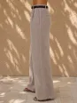 Détail de côté du pantalon en lin à pinces femme beige