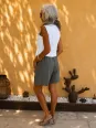 Vue de côté du bermuda en lin femme kaki à taille élastique