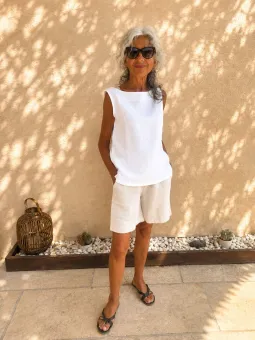 Women's sand linen Bermuda shorts with elastic waistband and pockets.