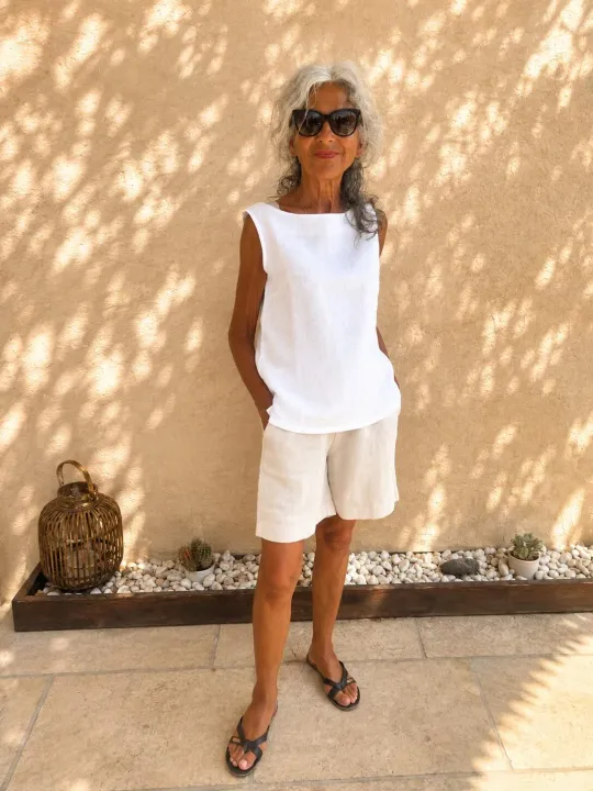 Women's sand linen Bermuda shorts with elastic waistband and pockets.