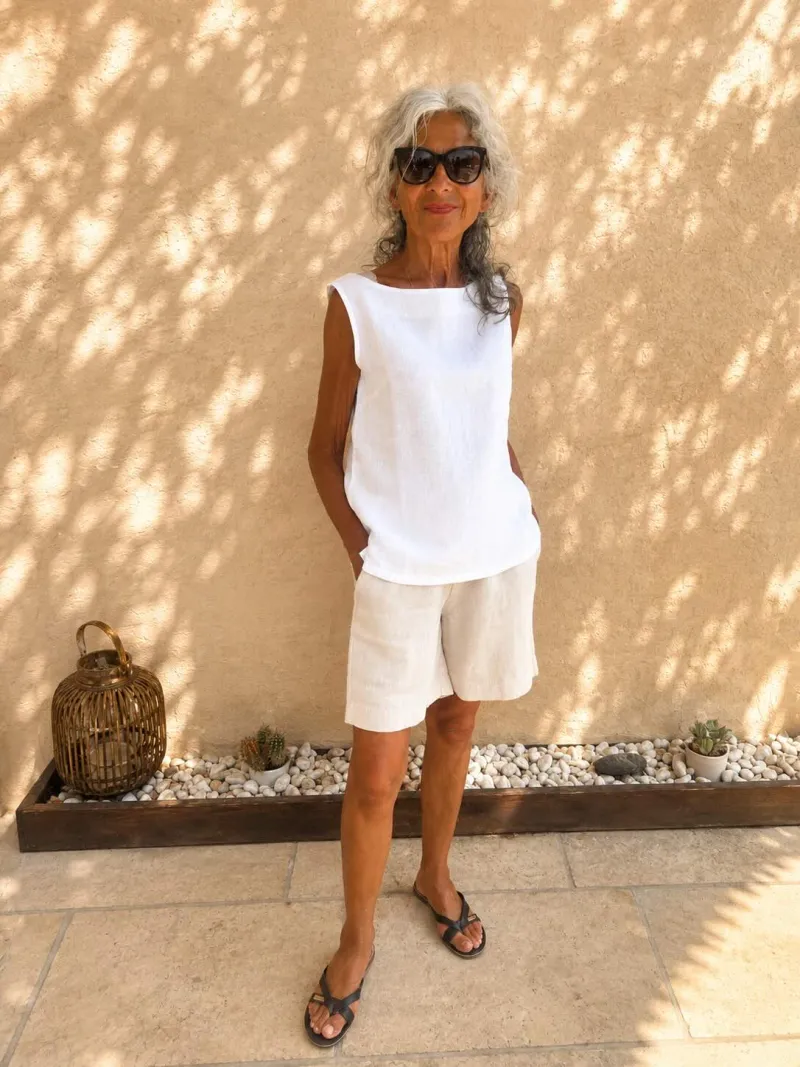 Women's sand linen Bermuda shorts with elastic waistband and pockets.