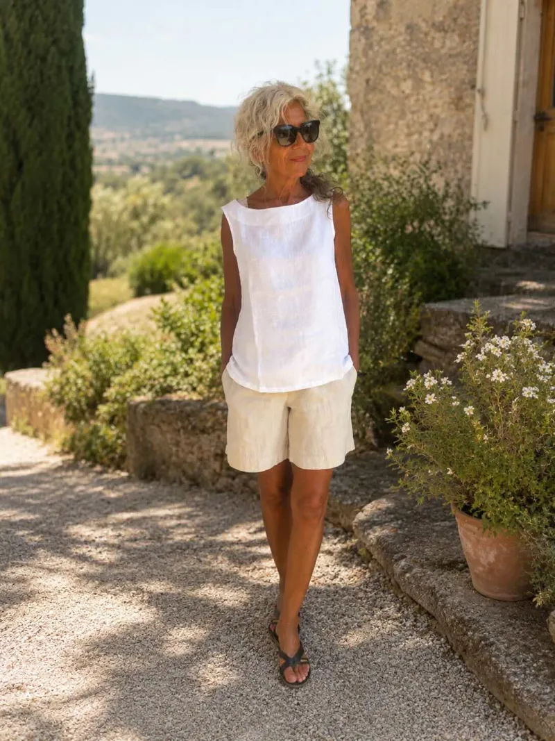 Woman wearing sand linen Bermuda shorts with an elastic waistband in the Luberon.