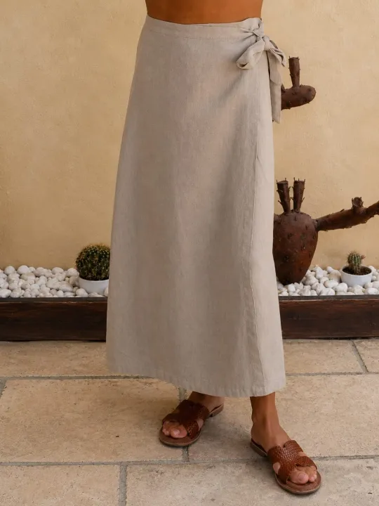 Détail de la jupe portefeuille en lin femme beige