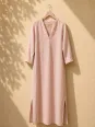 Robe longue en lin femme saumon Rustrel sur cintre en bois