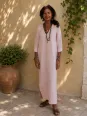 Robe longue en lin femme saumon Rustrel portée dans le Luberon
