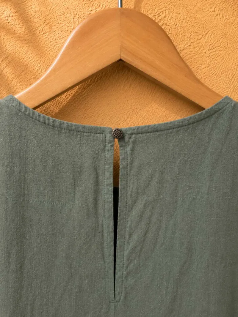 Détail du bouton et de l'ouverture dos de la robe longue en lin femme kaki Lacoste