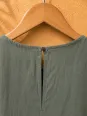 Détail du bouton et de l'ouverture dos de la robe longue en lin femme kaki Lacoste