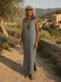 Robe longue en lin femme kaki sans manches Lacoste portée dans le Luberon