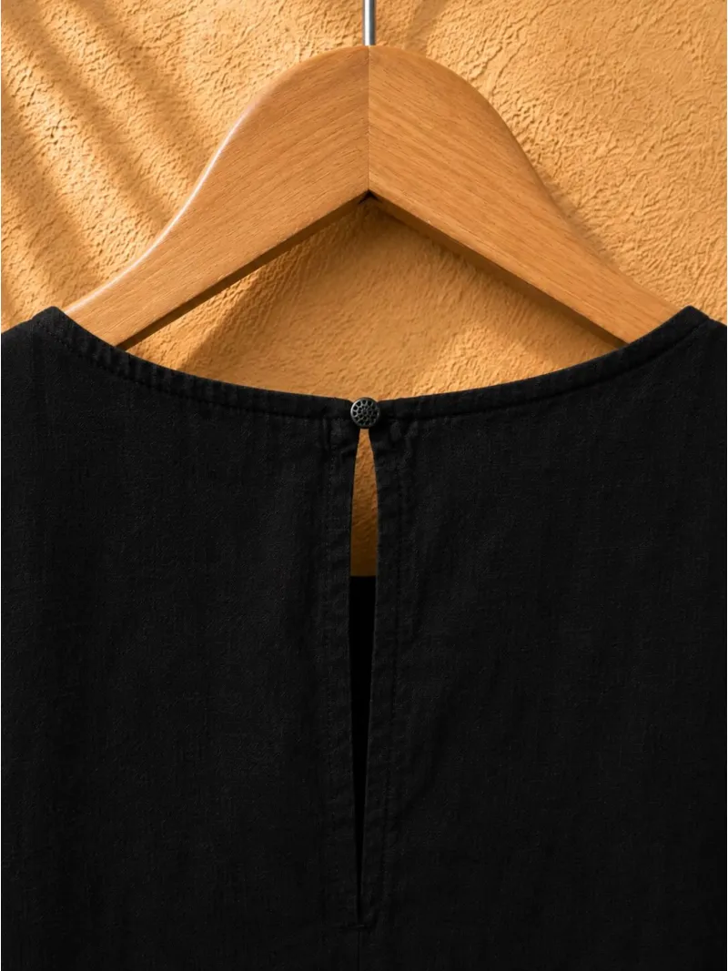 Détail du bouton dos de robe longue en lin femme noire sans manches Lacoste