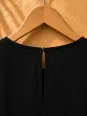 Détail du bouton dos de robe longue en lin femme noire sans manches Lacoste