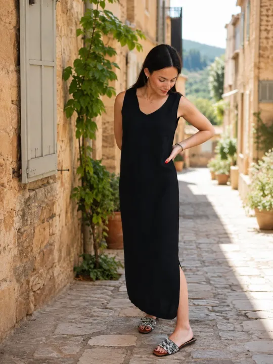 Robe longue en lin femme noire sans manches Lacoste portée dans le Luberon