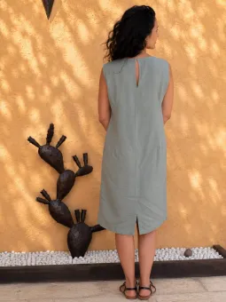 Dos de la robe en lin femme gris vert sans manches mi-longue Viens