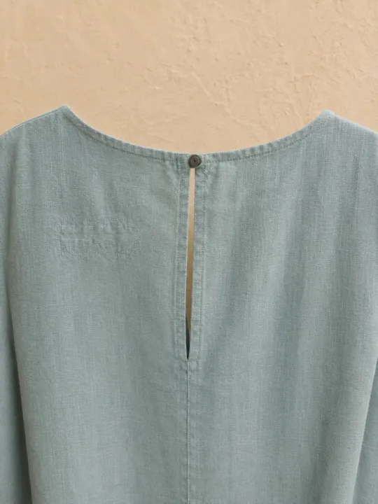 Détail du bouton et de l'ouverture dos de la robe en lin femme gris vert Viens