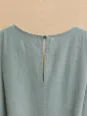 Détail du bouton et de l'ouverture dos de la robe en lin femme gris vert Viens