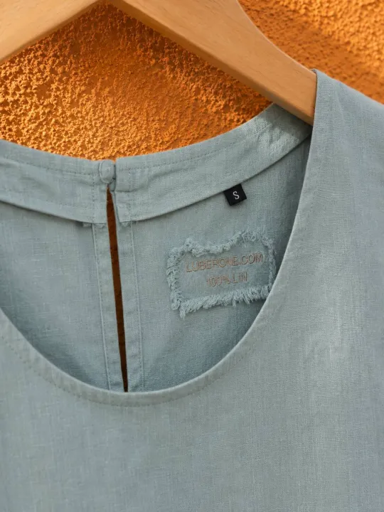 Détail du col et de l'étiquette de la robe en lin femme gris vert Viens