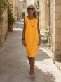 Robe en lin femme moutarde sans manches Lourmarin portée dans le Luberon
