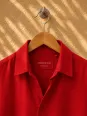 Col et étiquette d’une robe chemise en lin femme rouge Ménerbes