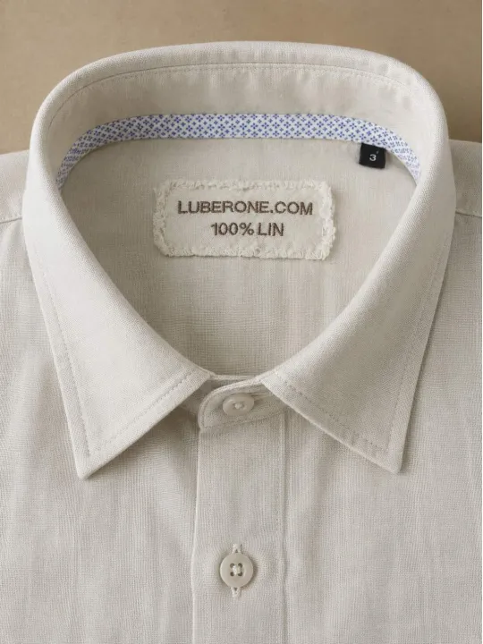 Col et étiquette d'une chemise en lin homme sable Bonnieux