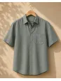 Chemise en lin homme gris vert à manches courtes Bonnieux sur cintre en bois