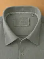 Col et étiquette d'une chemise en lin homme gris vert Bonnieux