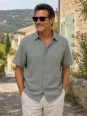 Chemise en lin homme gris vert à manches courtes Bonnieux portée dans une ruelle du Luberon