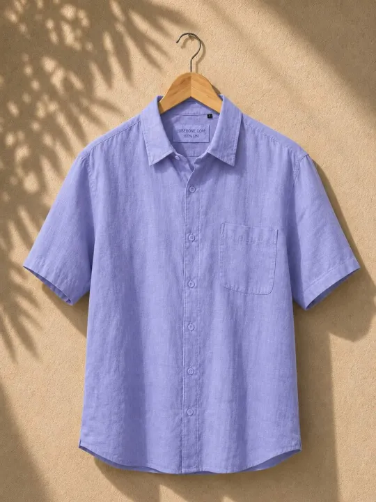 Chemise en lin homme lilas à manches courtes Bonnieux sur cintre en bois