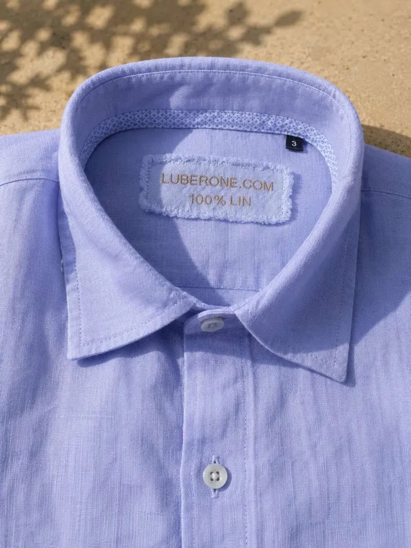 Col et étiquette d'une chemise en lin homme lilas Bonnieux
